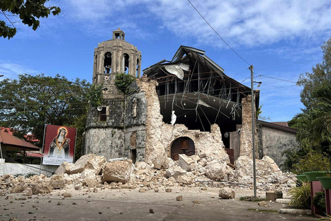 Kerusakan imbas gempa di Makam Keuskupan Agung Santa Rosa de Lima di Daanbantayan, Cebu, Filipina, Rabu, (1/10/2025). Foto: AP Photo