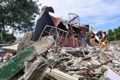 Tim penyelamat mencari korban yang dilaporkan hilang imbas gempa di Kota Bogo provinsi Cebu, Filipina, Rabu (1/10/2025). Foto: Ted ALJIBE / AFP