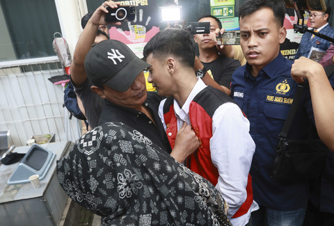 Terdakwa Vadel Badjideh saat tiba untuk menjalani sidang putusan di Pengadilan Negeri Jakarta Selatan, Jakarta, Rabu, (1/10/2025). Foto: Agus Apriyanto