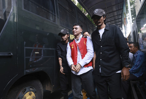 Terdakwa Vadel Badjideh saat tiba untuk menjalani sidang putusan di Pengadilan Negeri Jakarta Selatan, Jakarta, Rabu, (1/10/2025). Foto: Agus Apriyanto