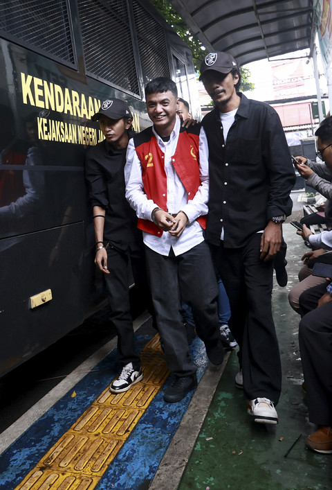 Terdakwa Vadel Badjideh saat tiba untuk menjalani sidang putusan di Pengadilan Negeri Jakarta Selatan, Jakarta, Rabu, (1/10/2025). Foto: Agus Apriyanto