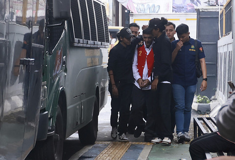 Terdakwa Vadel Badjideh saat tiba untuk menjalani sidang putusan di Pengadilan Negeri Jakarta Selatan, Jakarta, Rabu, (1/10/2025). Foto: Agus Apriyanto