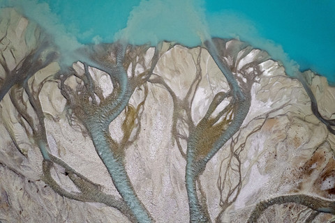 Pemandangan drone menunjukkan air dari es yang mencair mengalir turun dari gletser Turtmann akibat perubahan iklim di Turtmann, Swiss, Rabu (3/9/2025). Foto: Denis Balibouse/REUTERS