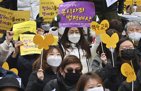 Para pengunjuk rasa melakukan aksi demonstrasi anti-Jepang mingguan yang mendukung "wanita penghibur" di dekat kedutaan besar Jepang di Seoul (5/1/2022). Foto: Jung Yeon-je/AFP