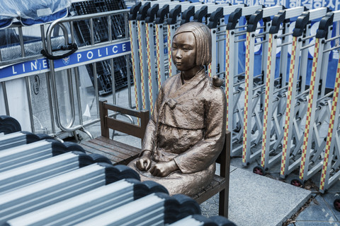 Patung Perdamaian yang melambangkan korban perbudakan seksual militer Jepang ("wanita penghibur") selama Perang Dunia II di dekat Kedutaan Besar Jepang di Seoul (19/3/2025). Foto: Yasuyoshi Chiba/AFP