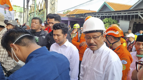 Menteri Sosial (Mensos) RI, Saifullah Yusuf atau Gus Ipul di posko asrama putri Ponpes Al-Khoziny, Kecamatan Buduran, Sidoarjo, Rabu (1/10/2025). Foto: Farusma Okta Verdian/kumparan