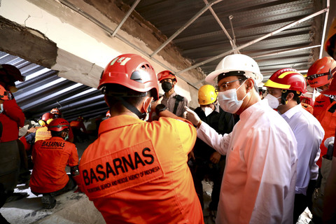 Menteri Sosial Saifullah Yusuf (Gus Ipul) menyaksikan proses evakuasi Haikal salah satu santri di Pondok Pesantren Al-Khoziny Buduran, Sidoarjo, Rabu (1/9/2025). Foto: Dok. Kemensos