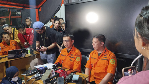 Direktur Operasi Pencarian dan Pertolongan Basarnas RI sekaligus SAR Mission Coordinator (SMC), Laksamana Pertama TNI Yudhi Bramantyo (kiri) saat di posko asrama putri Ponpes Al-Khoziny, Rabu (1/10/2025). Foto: Farusma Okta Verdian/kumparan