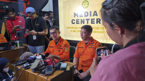 Direktur Operasi Pencarian dan Pertolongan Basarnas RI sekaligus SAR Mission Coordinator (SMC), Laksamana Pertama TNI Yudhi Bramantyo (kiri) saat di posko asrama putri Ponpes Al-Khoziny, Rabu (1/10/2025). Foto: Farusma Okta Verdian/kumparan
