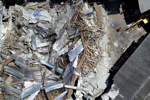 Foto udara tim gabungan melintas di bangunan mushalla yang ambruk di Pondok Pesantren (Ponpes) Al Khoziny di Kecamatan Buduran, Sidoarjo, Jawa Timur, Rabu (1/10/2025). Foto: Umarul Faruq/ANTARA FOTO