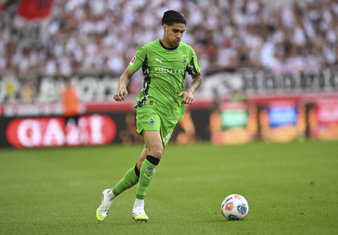 Pemain Borussia Moenchengladbach Kevin Diks menggiring bola saat melawan VfB Stuttgart pada pertandingan Bundesliga Jerman di di Stuttgart, Jerman, Selasa (30/9/2025). Foto: Thomas Kienzle/AFP