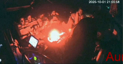 Tangkapan layar dari rekaman video langsung menunjukkan awak Armada Global Sumud duduk di atas kapal Aurora yang menuju Gaza, Rabu (1/10/2025). Foto:  Global Sumud Flotilla/Handout via REUTERS