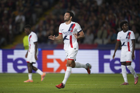 Goncalo Ramos dari PSG merayakan gol kedua timnya dalam pertandingan Liga Champions antara Barcelona vs Paris Saint-Germain di Stadion Olimpiade Lluis Compays di Barcelona, Rabu (1/10/2025). Foto: Emilio Morenatti/AP Photo