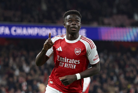 Bukayo Saka dari Arsenal merayakan gol kedua mereka pada pertandingan Liga Champions antara Arsenal vs Olympiacos di Stadion Emirates, London, Inggris, Rabu (1/10/2025). Foto: Andrew Boyers/REUTERS