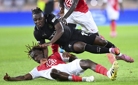 Jeremy Doku dari Manchester City beraksi dengan Mamadou Coulibaly dari AS Monaco pada pertandingan Liga Champions antara AS Monaco vs Manchester City di Stade Louis II, Monako, Rabu (1/10/2025). Foto: ALEXANDRE DIMOU/REUTERS