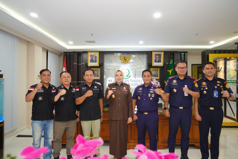 Direktur Jenderal PSDKP Pung Nugroho Saksono (Ipunk) pada saat melakukan pertemuan dengan Kepala Kejaksaan Tinggi Kalbar. Foto: Dok. Istimewa