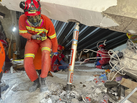 Tim penyelamat mencari korban yang terjebak di bawah reruntuhan Ponpes Al-Khoziny di Sidoarjo, Jawa Timur, Indonesia, Rabu (1/10/10/2025). Foto: Trisnadi/AP PHOTO