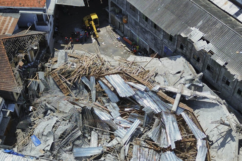 Foto udara yang diambil dengan drone ini menunjukkan tim penyelamat sedang mencari korban yang terjebak di bawah reruntuhan Ponpes Al-Khoziny di Sidoarjo, Jawa Timur, Indonesia, Rabu (1/10/10/2025). Foto: Trisnadi/AP PHOTO
