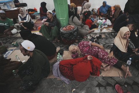 Keluarga santri menunggu kabar korban reruntuhan Ponpes Al-Khoziny di Sidoarjo, Jawa Timur, Indonesia, Rabu (1/10/10/2025). Foto: Achmad Ibrahim/AP Photo
