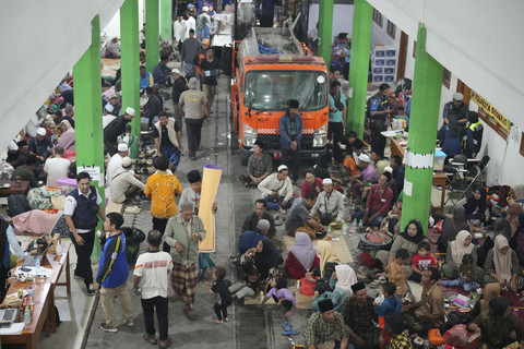 Keluarga santri menunggu kabar korban reruntuhan Ponpes Al-Khoziny di Sidoarjo, Jawa Timur, Indonesia, Rabu (1/10/10/2025). Foto: Achmad Ibrahim/AP Photo