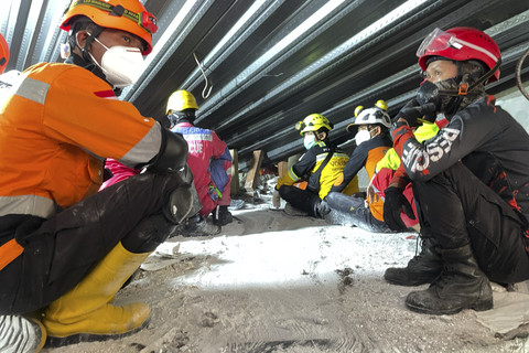 Tim penyelamat mencari korban yang terjebak di bawah reruntuhan bangunan Ponpes Al-Khoziny di Sidoarjo, Jawa Timur, Indonesia, Rabu (1/10/10/2025). Foto: Trisnadi/AP PHOTO