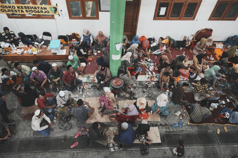 Keluarga santri menunggu kabar korban reruntuhan Ponpes Al-Khoziny di Sidoarjo, Jawa Timur, Indonesia, Rabu (1/10/10/2025). Foto: Achmad Ibrahim/AP Photo