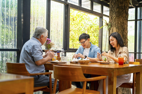Kuliner bersama keluarga di weekend makin hemat dengan BRI. Foto: Shutterstock