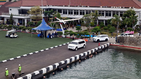 Iring-iringan mobil Presiden Republik Indonesia Prabowo Subianto tiba di Kolinlamil, Jakarta Utara, Kamis (2/10/2025).  Foto: Zamachsyari/kumparan