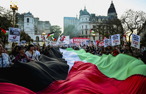 Demonstran pro-Palestina memegang bendera Palestina raksasa dalam aksi solidaritas dengan Armada Sumud Global dan Gaza, di Buenos Aires, Argentina, Rabu (1/10/2025). Foto: Pedro Lazaro Fernandez/REUTERS