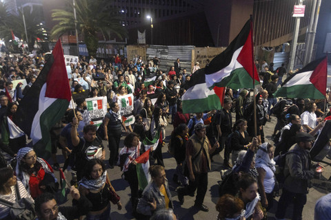 Demonstran pro-Palestina berbaris dalam aksi solidaritas dengan Armada Sumud Global dan Gaza, di Mexico City, Meksiko, Rabu (1/10/2025). Foto: Quetzalli Nicte-Ha/REUTERS