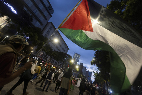 Demonstran pro-Palestina berbaris dalam aksi solidaritas dengan Armada Sumud Global dan Gaza, di Mexico City, Meksiko, Rabu (1/10/2025). Foto: Quetzalli Nicte-Ha/REUTERS