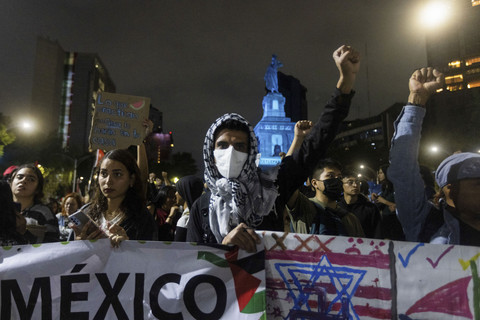 Demonstran pro-Palestina berbaris dalam aksi solidaritas dengan Armada Sumud Global dan Gaza, di Mexico City, Meksiko, Rabu (1/10/2025). Foto: Quetzalli Nicte-Ha/REUTERS