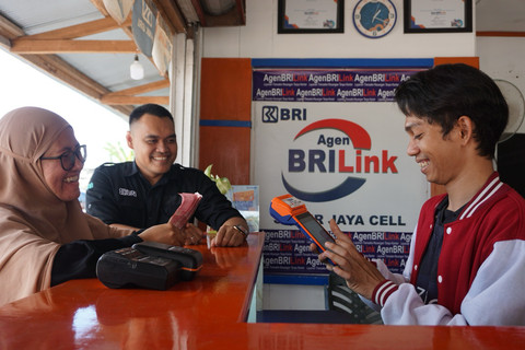 Masyarakat saat bertransaksi melalui AgenBRILink. Foto: Dok. BRI