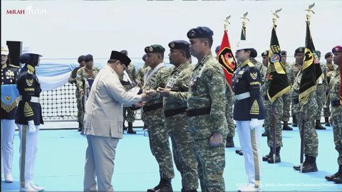 Presiden RI Prabowo Subianto memberikan bintang kehormatan pada acara Sailing Pass TNI AL Tahun 2025 di Markas Komando Lintas Laut Militer, Jakarta Utara, Kamis (2/10/2025). Foto: YouTube/Sekretariat Presiden