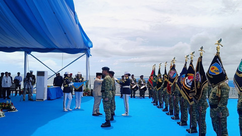 Presiden Republik Indonesia Prabowo Subianto menyematkan tanda kehormatan kepada prajurit TNI AL daj satuan TNI di atas KRI Radjiman, Kamis (2/10/2025).  Foto: Zamachsyari/kumparan