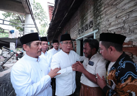Ketum PBNU Yahya Cholil Staquf (tengah) tinjau Ponpes Buduran di Sidoarjo yang ambruk Foto: Instagram/@yahyacholilstaquf