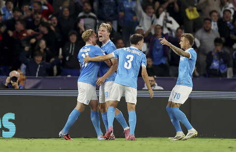 Rasmus Hojlund dari Napoli merayakan gol kedua mereka bersama rekan satu timnya pada pertandingan Liga Champions antara Napoli vs Sporting CP di Stadio Diego Armando Maradona, Naples, Italia, Rabu (1/10/2025). Foto: Ciro De Luca/REUTERS