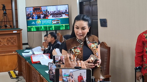 Nikita Mirzani menghadiri sidang lanjutan kasus pengancaman terhadap Reza Gladys di PN Jakarta Selatan, Kamis (2/10/2025).  Foto: Giovanni/kumparan