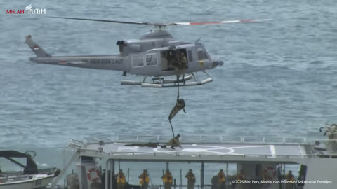 Pertunjukkan atrasi kapal dalam acara Sailing Pass TNI AL Tahun 2025 di Lautan Jakarta, Kamis (2/10/2025). Foto: YouTube/Sekretariat Presiden