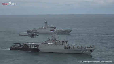 Pertunjukkan atrasi kapal dalam acara Sailing Pass TNI AL Tahun 2025 di Lautan Jakarta, Kamis (2/10/2025). Foto: YouTube/Sekretariat Presiden