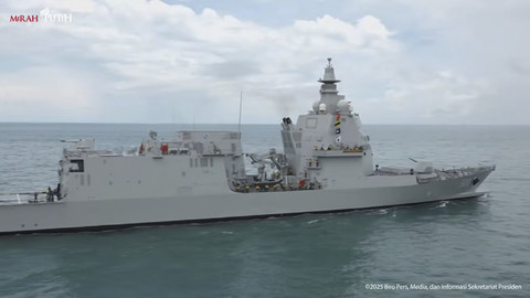 Parade kapal dalam acara Sailing Pass TNI AL Tahun 2025 di Lautan Jakarta, Kamis (2/10/2025). Foto: YouTube/Sekretariat Presiden