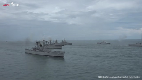 Parade kapal dalam acara Sailing Pass TNI AL Tahun 2025 di Lautan Jakarta, Kamis (2/10/2025). Foto: YouTube/Sekretariat Presiden