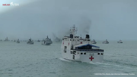 Parade kapal dalam acara Sailing Pass TNI AL Tahun 2025 di Lautan Jakarta, Kamis (2/10/2025). Foto: YouTube/Sekretariat Presiden