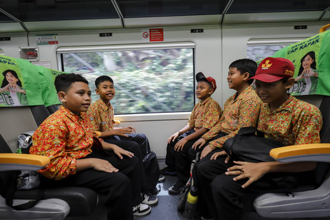 Sejumlah siswa menaiki KA Bandara saat mengikuti kegiatan sosialisasi dan edukasi program C-Taditur (study tour) di Stasiun BNI City, Jakarta, Kamis (2/10/2025). Foto: Jamal Ramadhan/kumparan