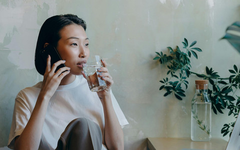 Ilustrasi minum air putih yang sudah dimasak. Foto: Pexels