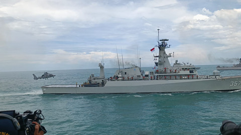 Presiden Republik Indonesia Prabowo Subianto berlayar ke tengah laut menggunakan KRI dr Radjiman Wedyodiningrat untuk menyaksikan sailing pass kapal perang TNI AL dan parade alutsista lainnya, Rabu (2/10/2025). Foto: Zamachsyari/kumparan