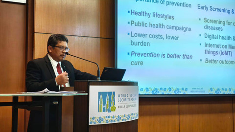 Direktur Utama BPJS Kesehatan sekaligus Ketua Technical Commission on Medical Care and Sickness Insurance (TC Health), Ghufron Mukti saat menjadi pembicara dalam World Social Security Forum (WSSF) 2025 di Kuala Lumpur, Rabu (1/10). Foto: Dok. BPJS Kesehatan