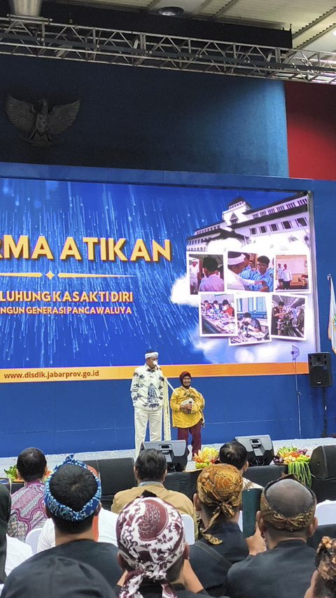 KDM ajak naik panggung seorang nenek yang ditemuinya di Cikole saat perjalanan menuju acara di Sabuga, Kamis (2/10/2025). Foto: Linda Lestari/kumparan