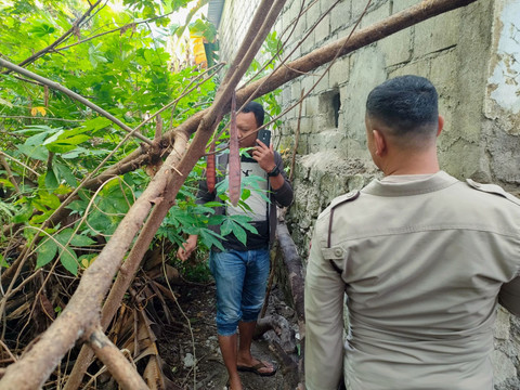 Polisi menunjukkan tembok minimarket di Bantul dijebol maling, Kamis (2/10/2025).    Foto: Dok. Polres Bantul