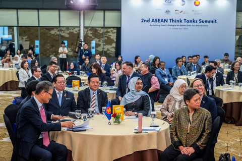 Sekretaris Jenderal ASEAN Kao Kim Hourn (ketiga kiri depan) bersama perwakilan Negara Anggota ASEAN (AMS) dan Mitra Wicara ASEAN mengikuti pembukaan KTT Think Tank ASEAN (ATTS) ke-2 di Nusantara Hall, Sekretariat ASEAN, Jakarta, Kamis (2/10/2025). Foto: Bayu Pratama S/ANTARA FOTO